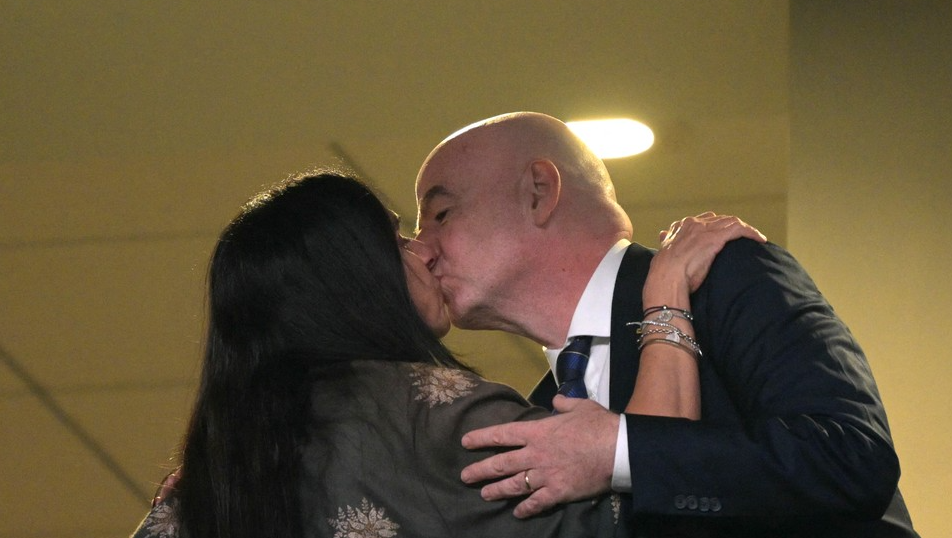 ”Pachet de 6 cifre” + 50.000 de euro pentru amanta lui Infantino? Comunicat vehement