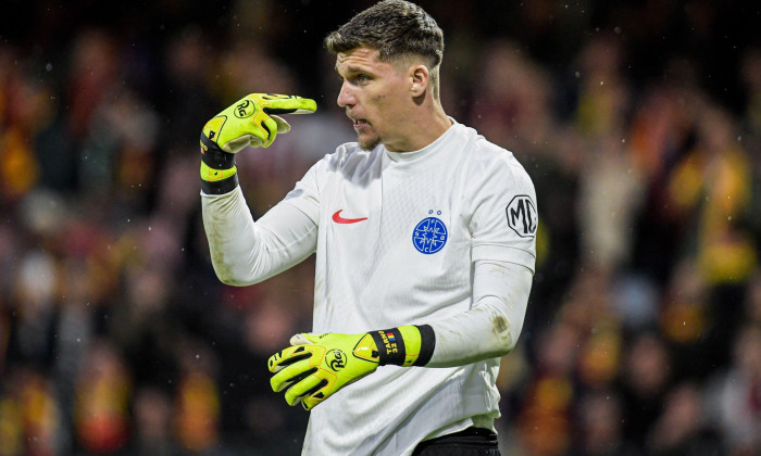 Deventer, Netherlands. 25th Sep, 2025. DEVENTER, NETHERLANDS - SEPTEMBER 25: goalkeeper Stefan Tarnovanu of FCSB looks on during the UEFA Europa League 2025/26 League Phase match between Go Ahead Eagles and FCSB at De Aderlaarshorst on September 25, 2025