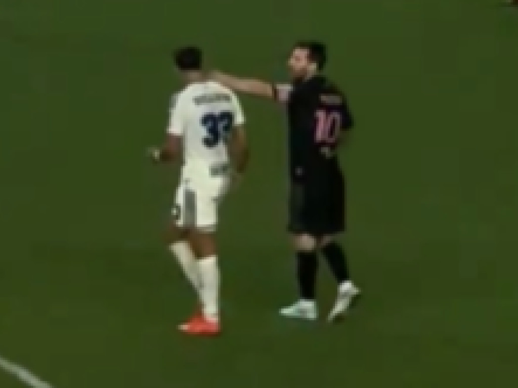 Neverosimil! Leo Messi a pălmuit un adversar pe teren: ce a urmat