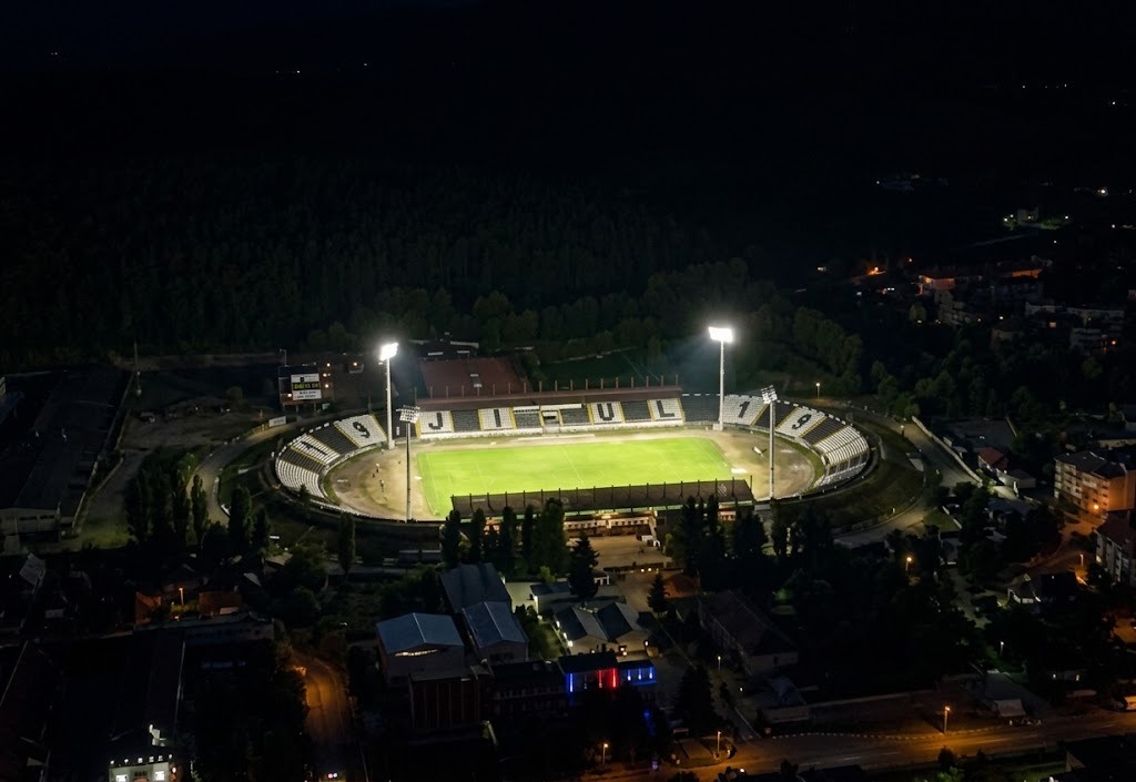 Nocturna de la Petroșani a fost montată pe pista de atletism! Explicațiile constructorului