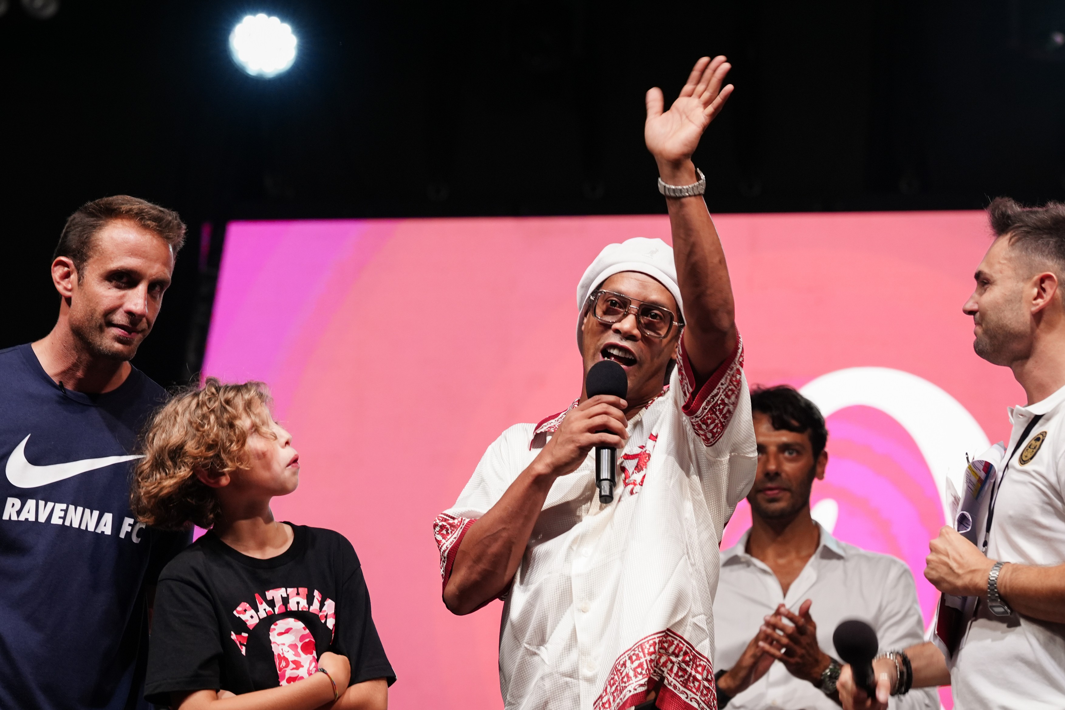 Revine pe teren! Ronaldinho a semnat, la 46 de ani