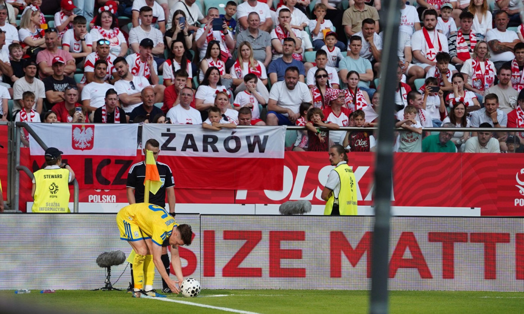 Wrocław, Poland. 31 May, 2026. Viktor Tsygankov of Ukraine takes a corner kick in front of Poland fans during the international friendly match between Poland and Ukraine at Tarczyński Arena Wrocław. Credit: Ruslan Taran/Alamy Live News.