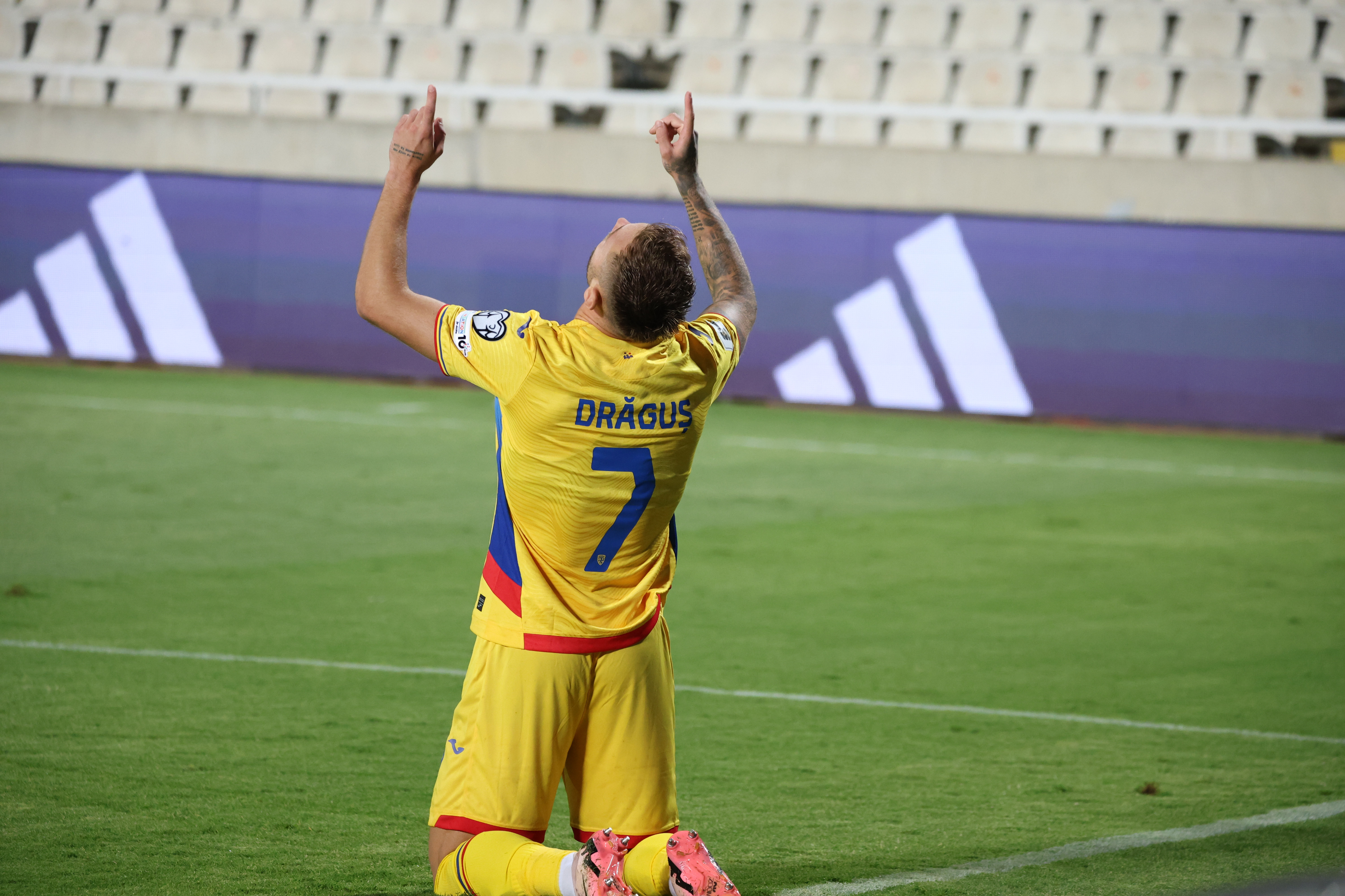 E gata: ”Denis Drăguș și-a reziliat contractul”! Atacantul primește o avere și de la Trabzonspor, și de la FCSB