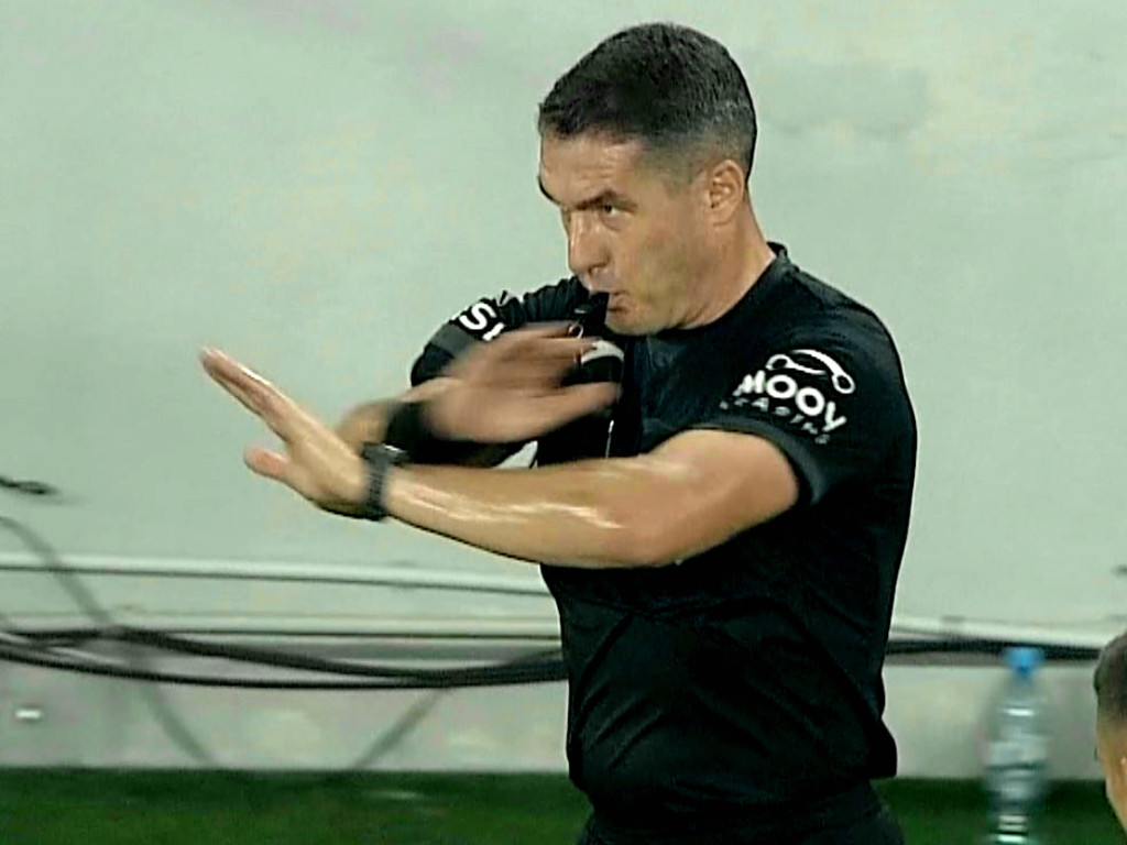 Verdict în direct la Dinamo - FCSB: Istvan Kovacs a greșit două decizii luate cu monitorul VAR!