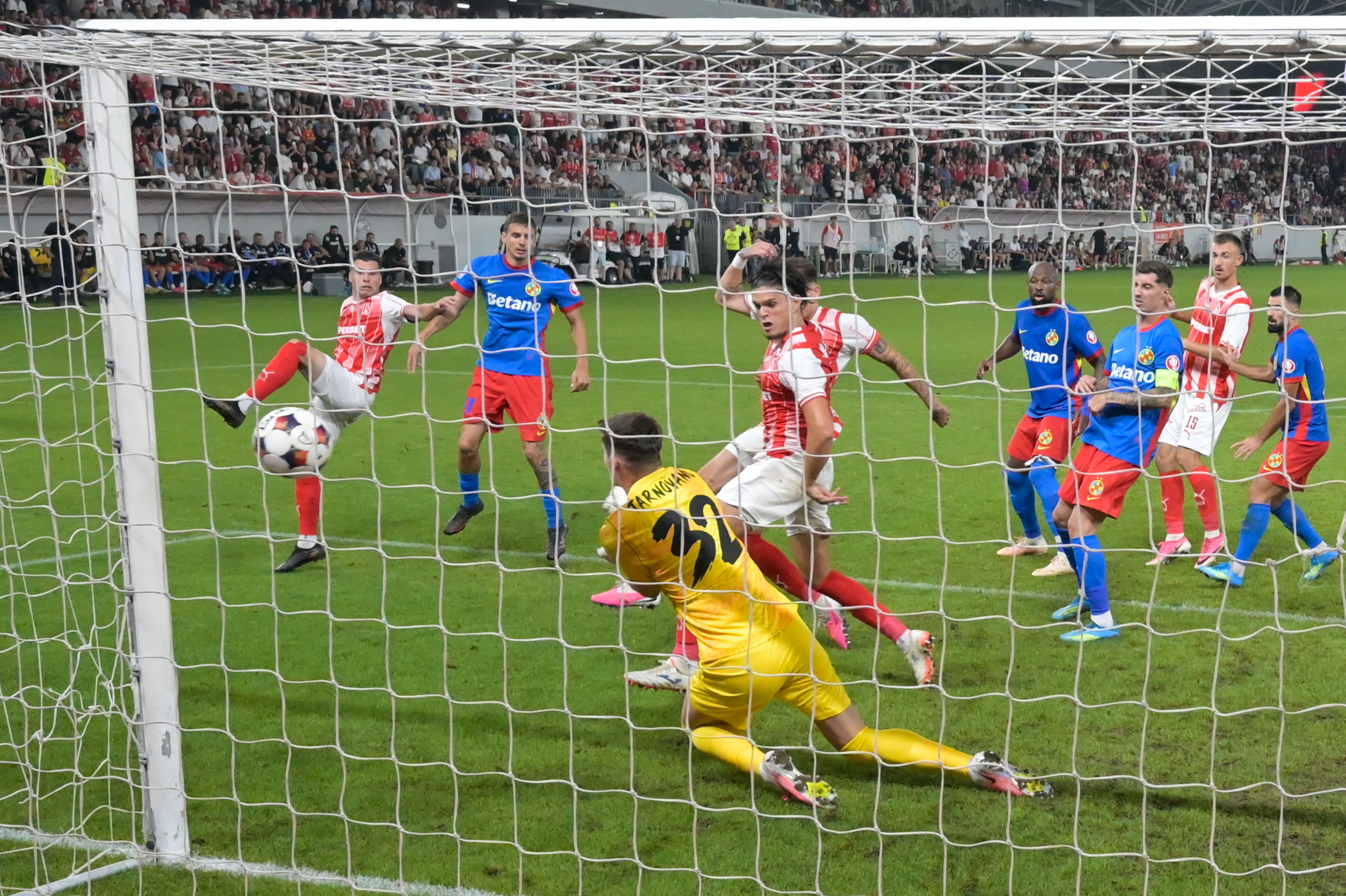 Dinamo - FCSB 2-1. Derby cu de toate pe ”Arcul de Triumf”: controverse, cartonașe roșii, autogol și penalty ratat