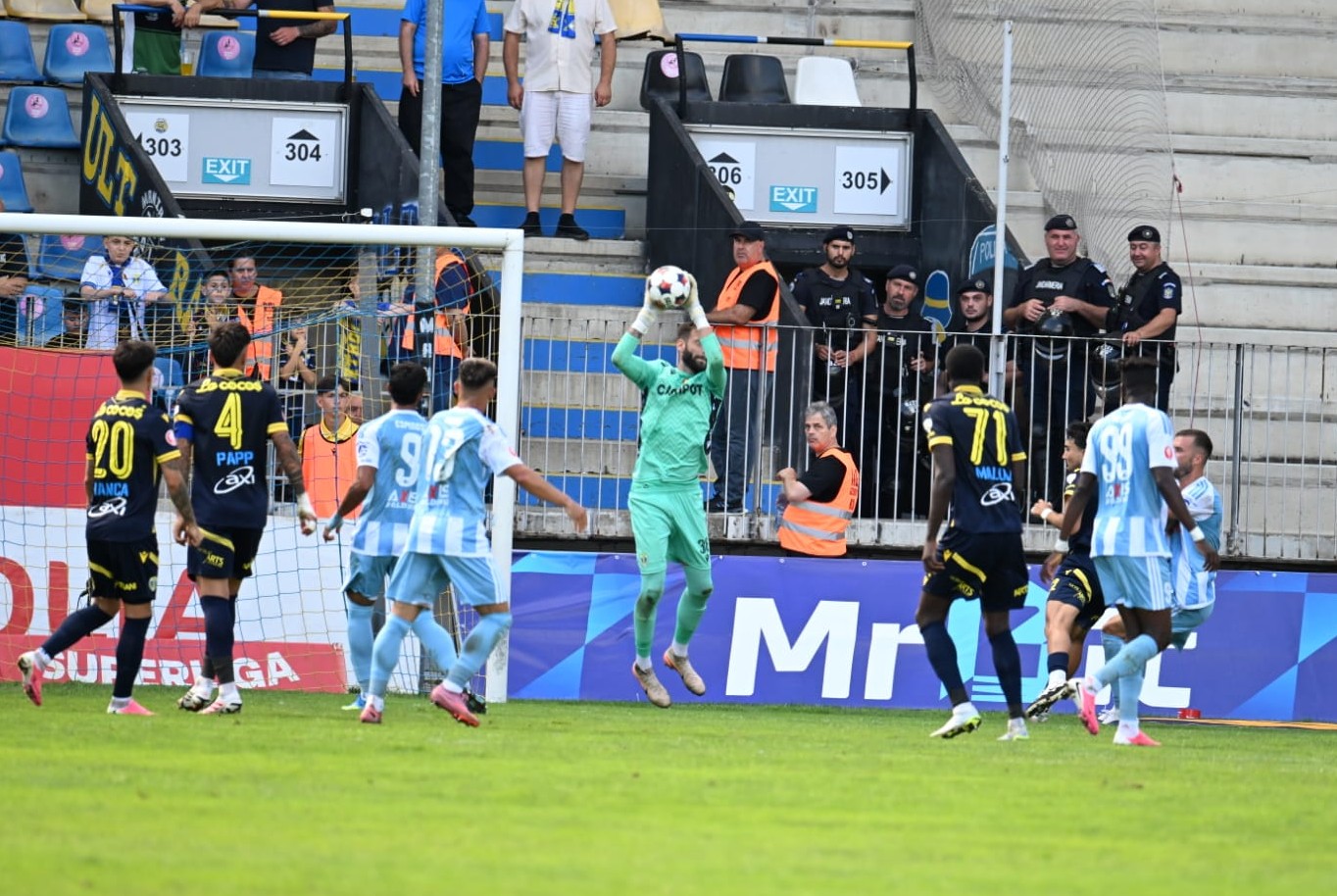 Petrolul - Corvinul 2-0. Victorie mare pentru ”Lupii Galbeni”! Prahovenii au urcat pe locul 2 în SuperLigă