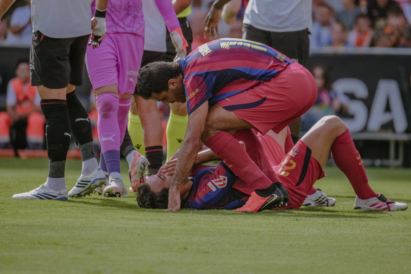 Din nou cu nasul spart! Când revine Eric Garcia, făcut K.O. de Rodri în Valencia - Barcelona 0-5