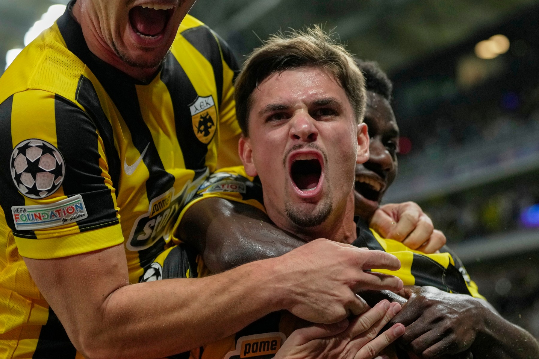 Grecii, reacție-fulger după ce Răzvan Marin a reușit un super-gol pentru AEK în Champions League