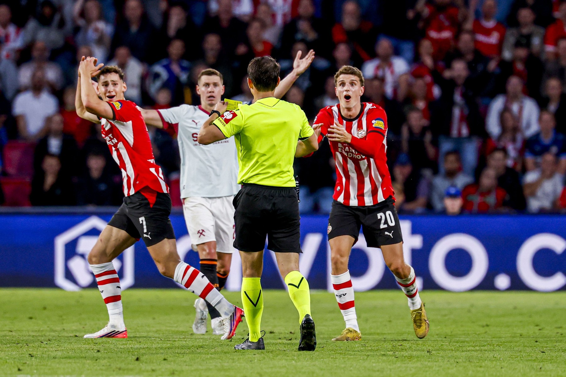 PSV - Șahitor 1-1. Dennis Man, ”uitat” pe banca de rezerve în prima etapă din Champions League