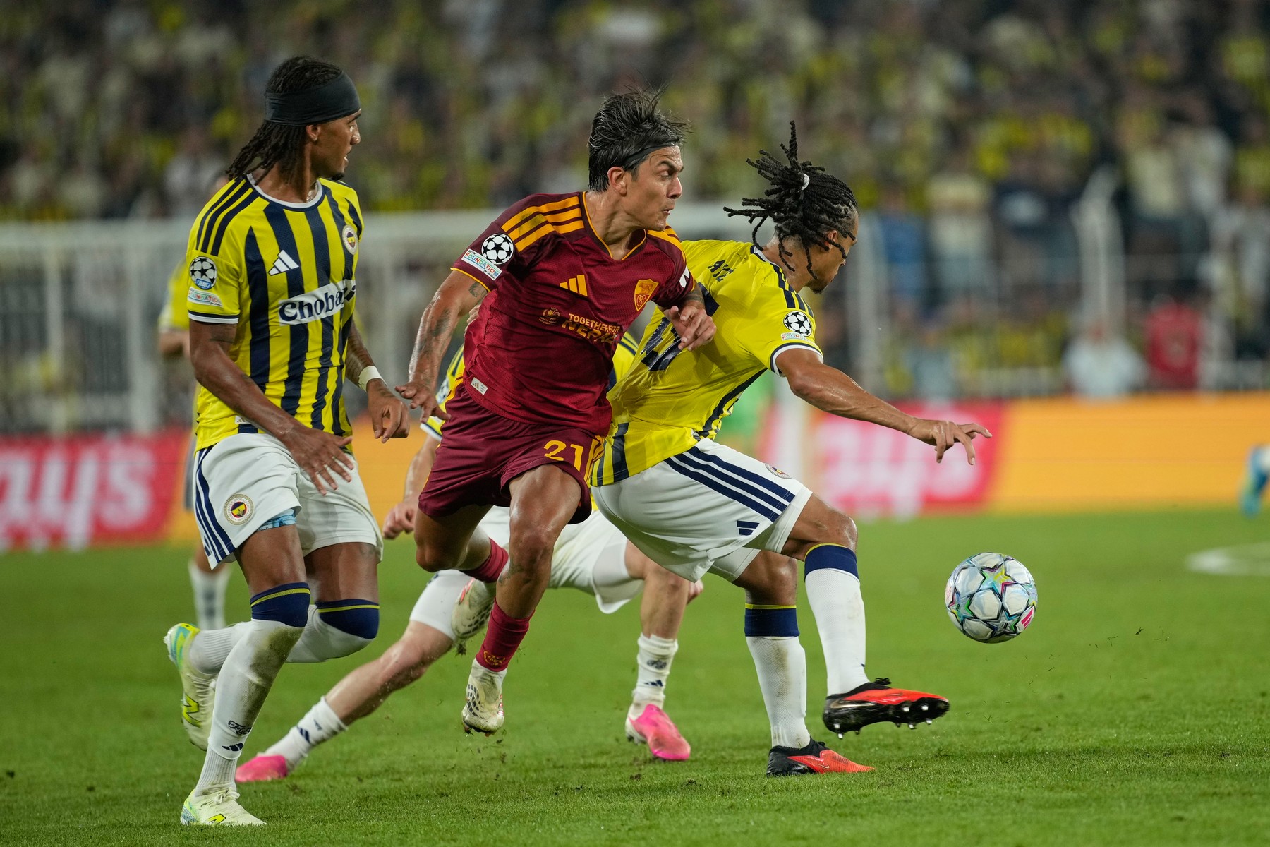 Fenerbahce - AS Roma 1-1. Doar un punct pentru italieni la revenirea în Liga Campionilor, după 7 ani