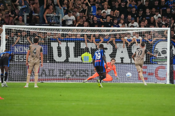 Bergamo, Italie. 12th Sep, 2026. Daniel Maldini kick the penalty during the Italian championship Serie A football match between Atalanta BC and Cagliari Calcio on 12 September 2026 at New Balance Arena in Bergamo, Italy - Photo Alessio Morgese/DPPI Credit