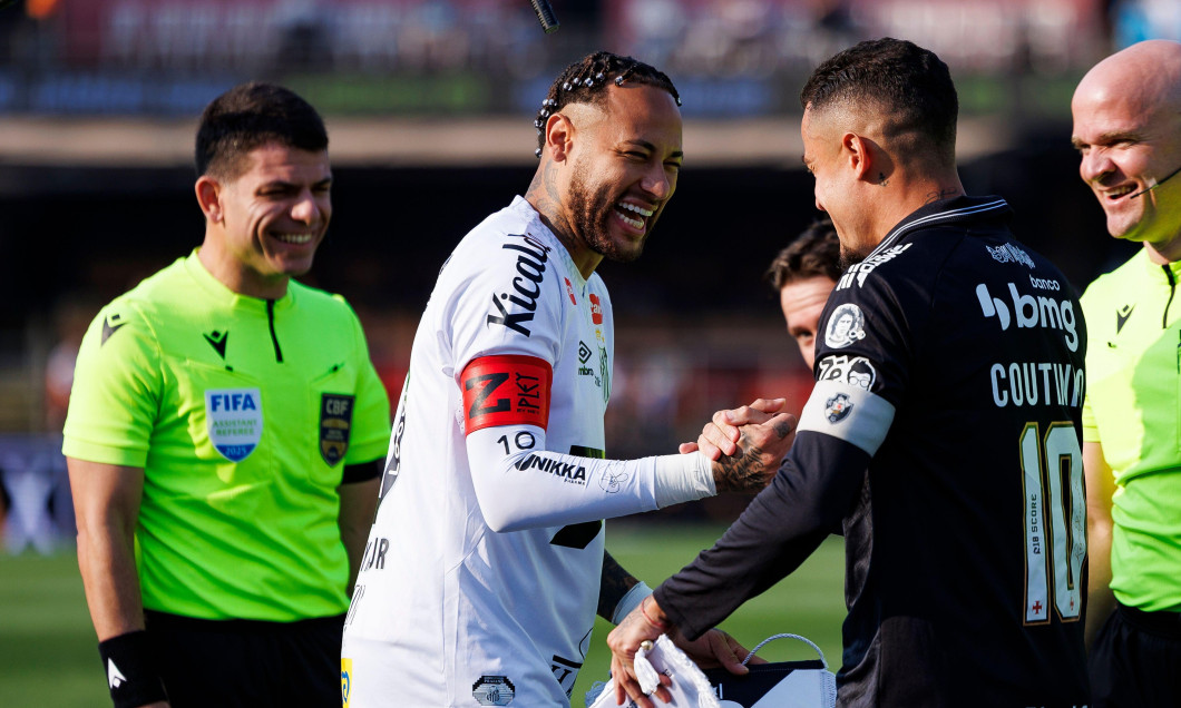Santos, Brazil - August 17: Neymar Júnior of Santos salutes Philippe Coutinho of Vasco prior to the Brasileirão Betano 2025 match between Santos and Vasco at Vila Belmiro on August 17, 2025 in Santos, Brazil. (Photo by Ana Júlia Galvão/Eurasia Sport Image