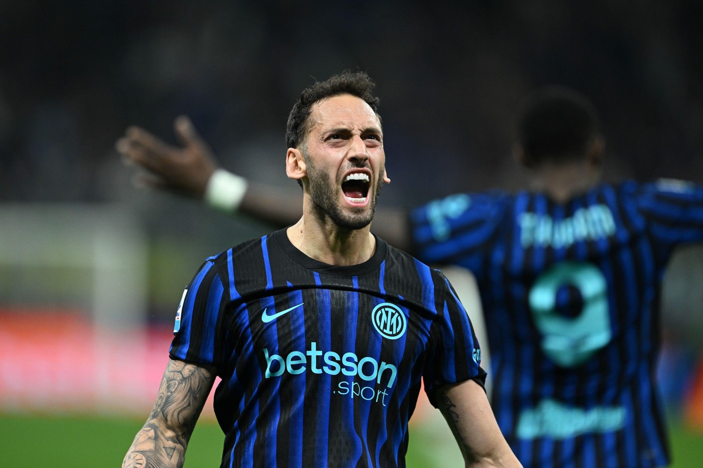 A ales și vrea să semneze! Au început negocierile cu Hakan Calhanoglu