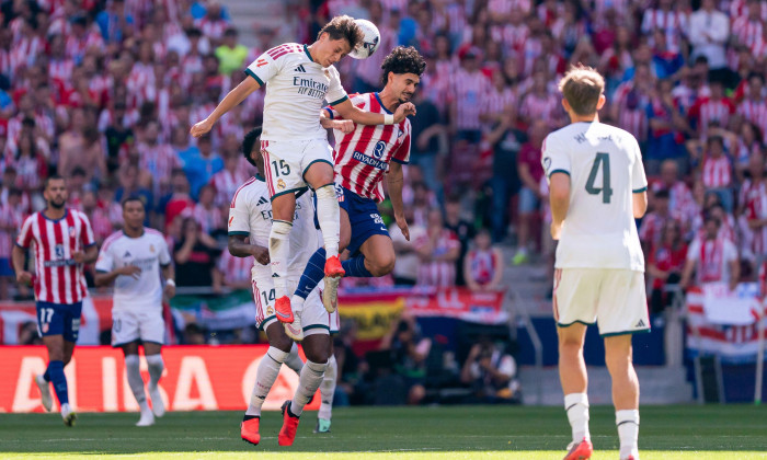 ATLÉTICO DE MADRID v REAL MADRID. LA LIGA EA SPORTS 2026 2027. ROUND 7. Arda Guler of Real Madrid CF battles for the ball with Johnny Cardoso of Atlético de Madrid during La Liga EA Sports match between Atlético de Madrid and Real Madrid at Riyadh Air Me