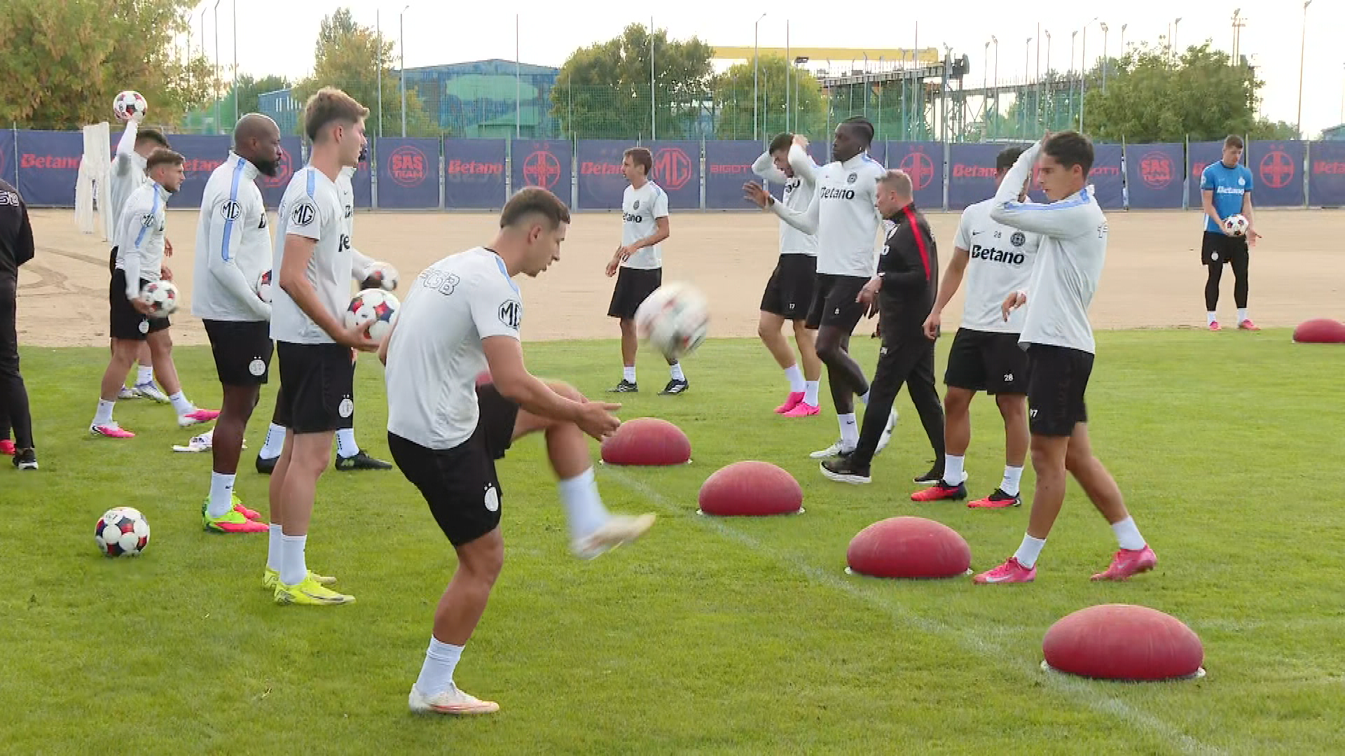 Reacția lui Reghecampf după ce a fost întrebat dacă FCSB va domina iar SuperLiga