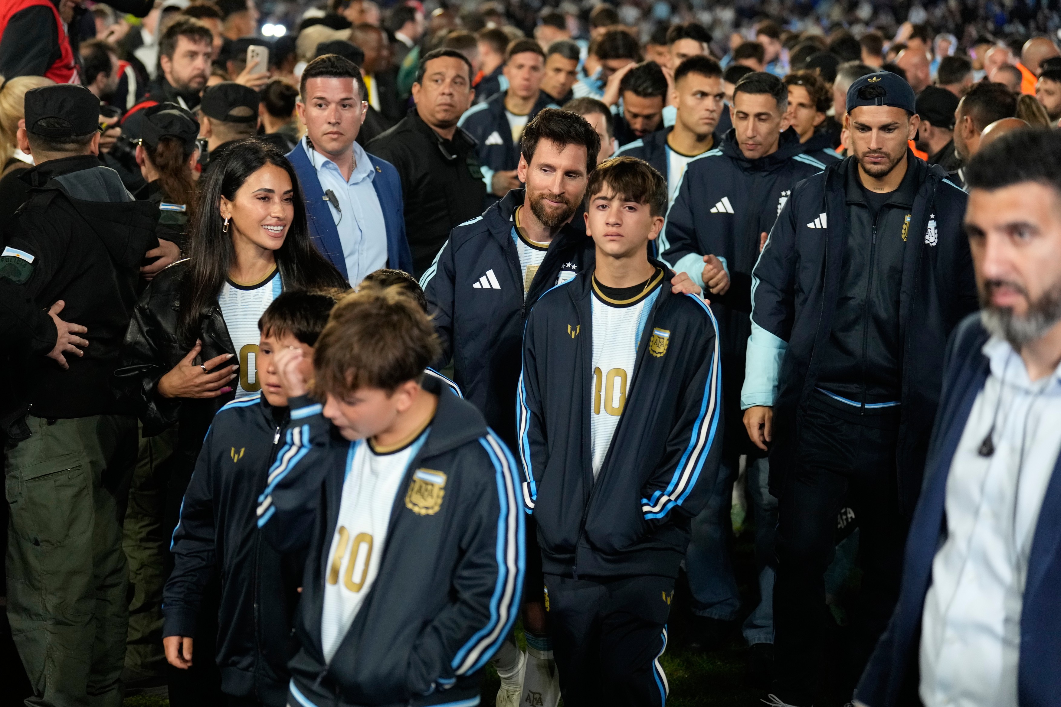 Antonela Roccuzzo a coborât pe teren la retragerea lui Messi de la Argentina: imagini pentru istorie