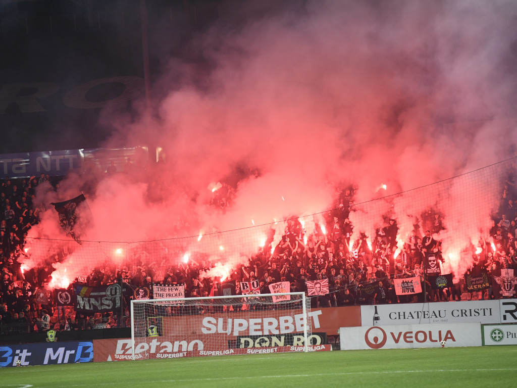 Fostul selecționer al României, prezent în galeria celor de la "U" Cluj la derby-ul cu CFR! Imagini spectaculoase