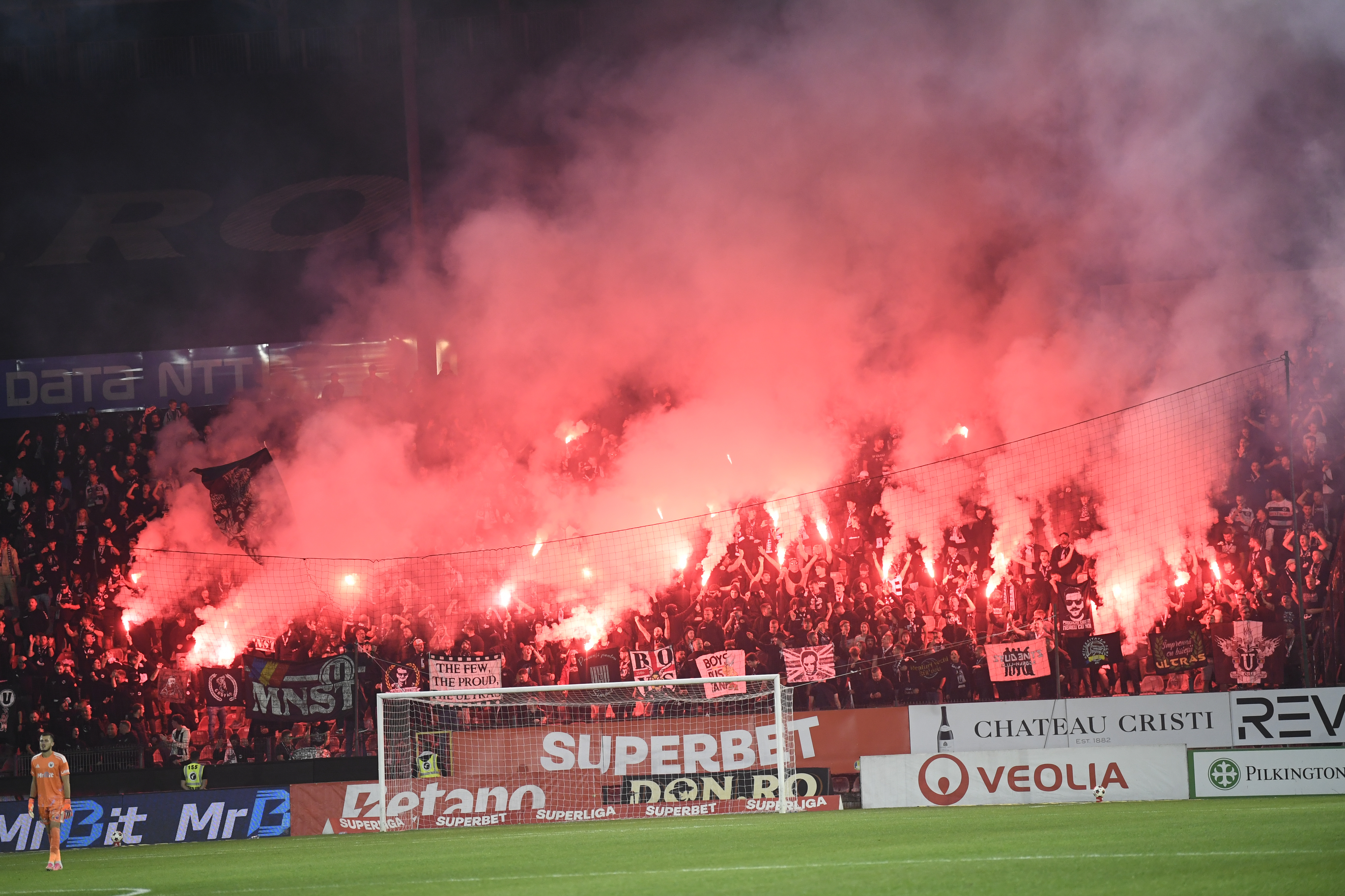 Fostul selecționer al României, prezent în galeria celor de la "U" Cluj la derby-ul cu CFR! Imagini spectaculoase