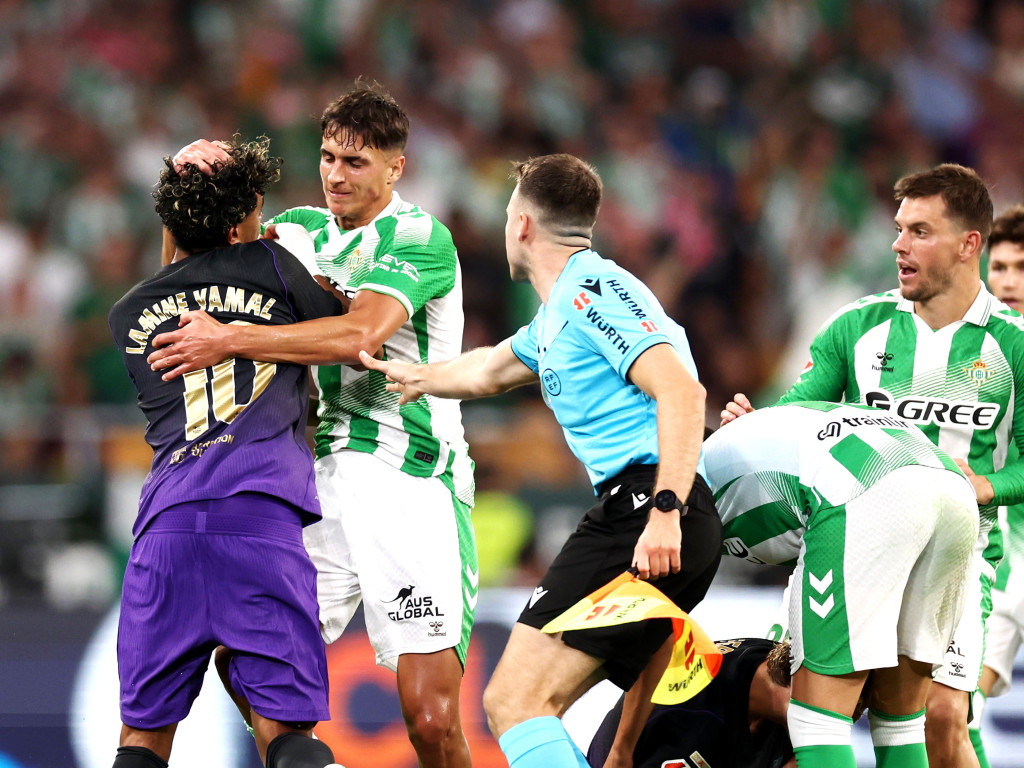Fotbalistul lui Betis și-a aflat pedeapsa, după ce i-a dat un cap în gură lui Lamine Yamal