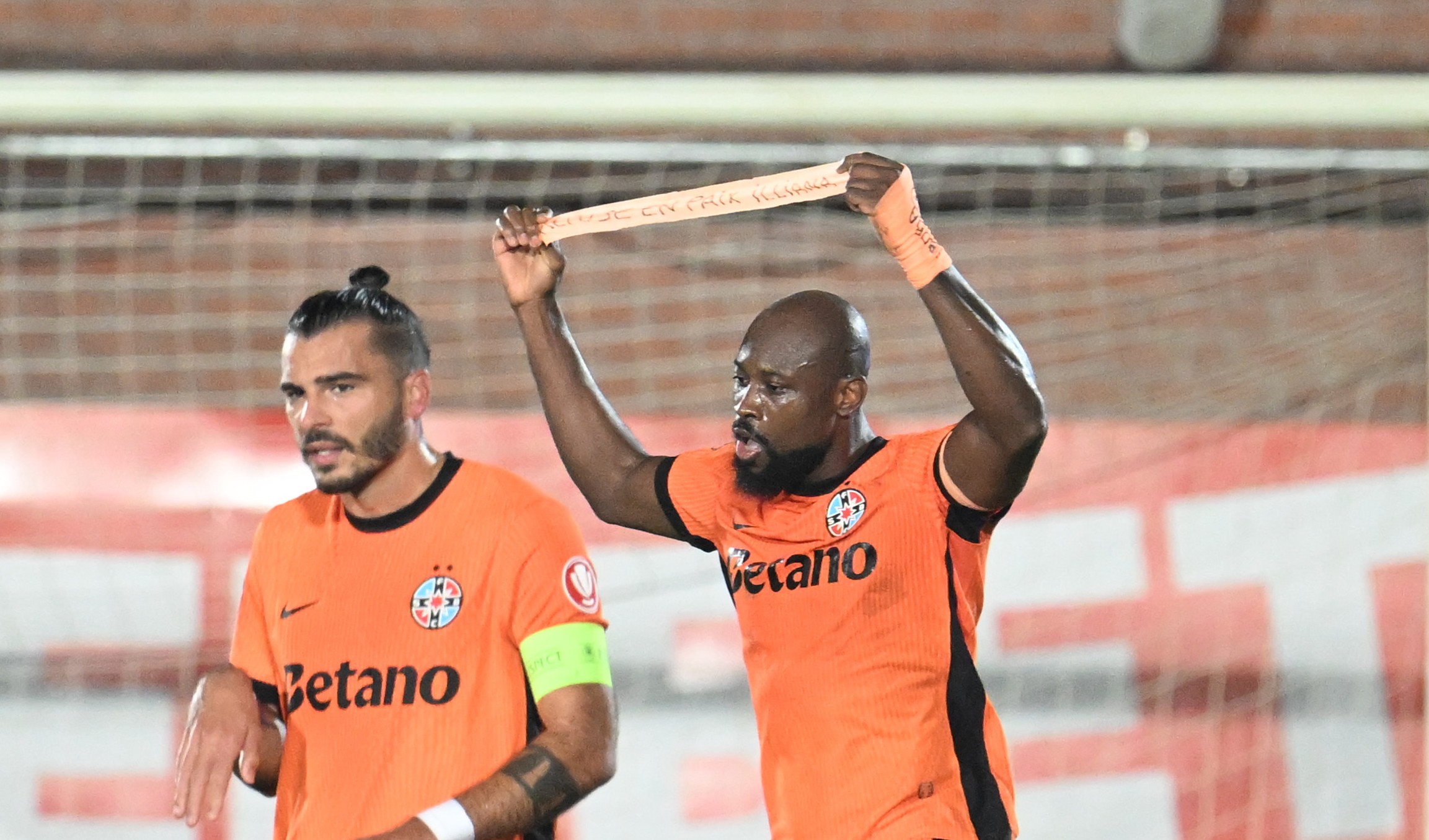 Arnold Garita a vrut să transmită un mesaj, dar camerele l-au trădat la Voluntari - FCSB: textul a fost ”descifrat”
