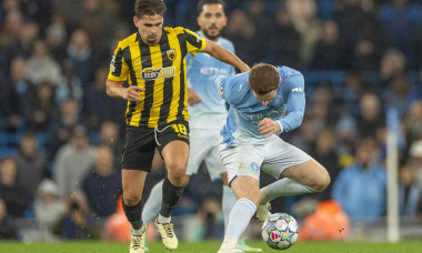 Elliot Anderson #5 of Manchester City F.C.challenged by Razvan Marin #18 of AEK Athens F.C. during the UEFA Champions League Stage match between Manchester City and AEK Athens at the Etihad Stadium, Manchester on Tuesday 20th October 2026. (Photo: Mike Mo