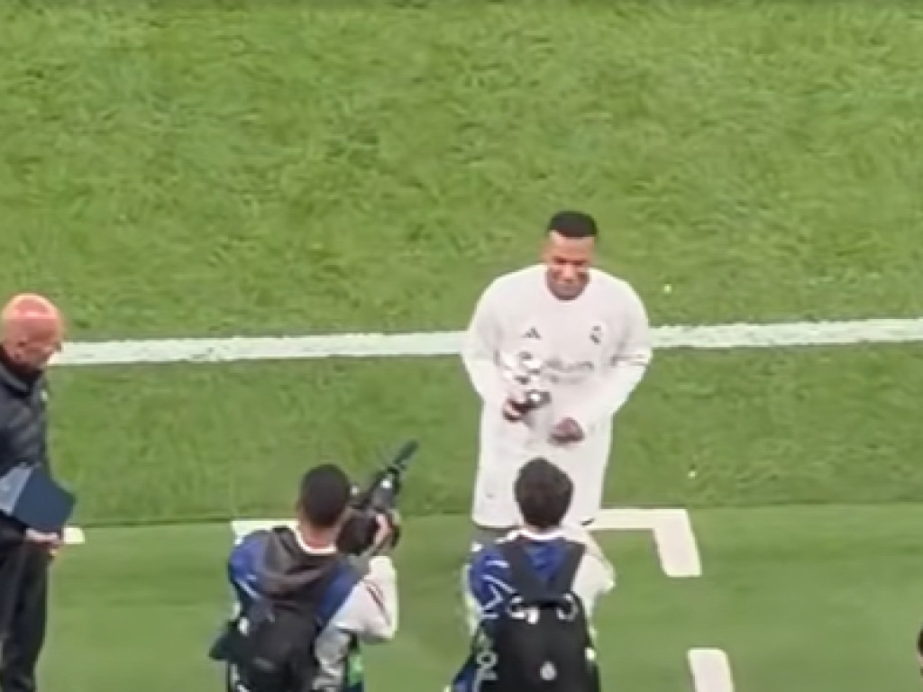 Imaginile care nu s-au văzut la TV! Ce a făcut Mbappe cu trofeul primit după Real Madrid - Leipzig: ”Gest rar”