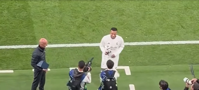 Imaginile care nu s-au văzut la TV! Ce a făcut Mbappe cu trofeul primit după Real Madrid - Leipzig: ”Gest rar”