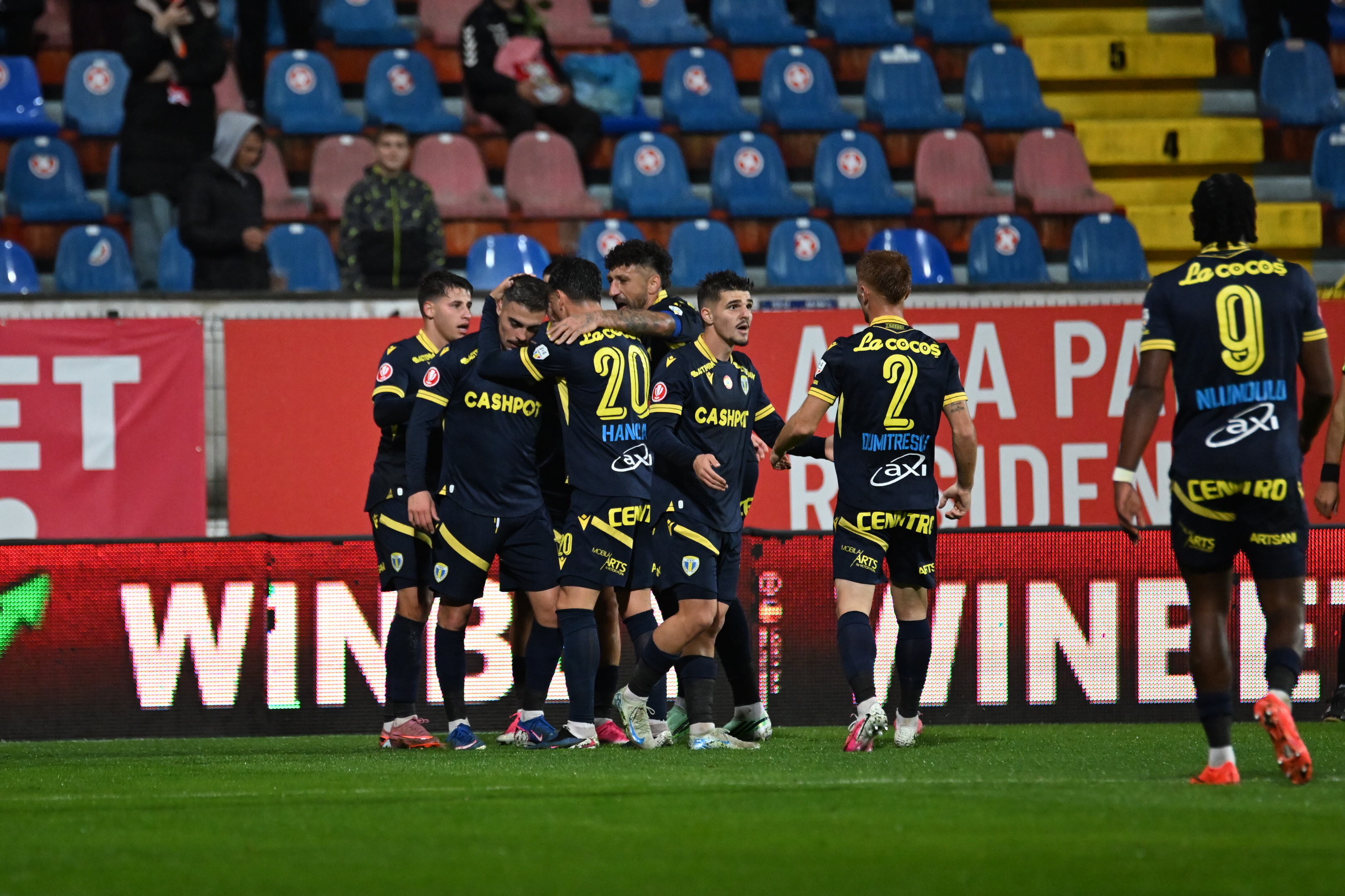 Imagine Stire FC Botoșani - Petrolul 1-3. Ploieștenii au făcut spectacol și au urcat pe locul 4! Două cartonașe roșii | 2review.ro