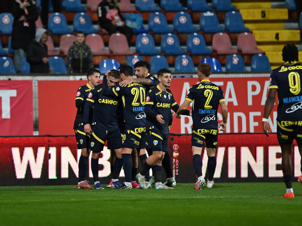 FC Botoșani - Petrolul 1-3. Ploieștenii au făcut spectacol și au urcat pe locul 4! Două cartonașe roșii