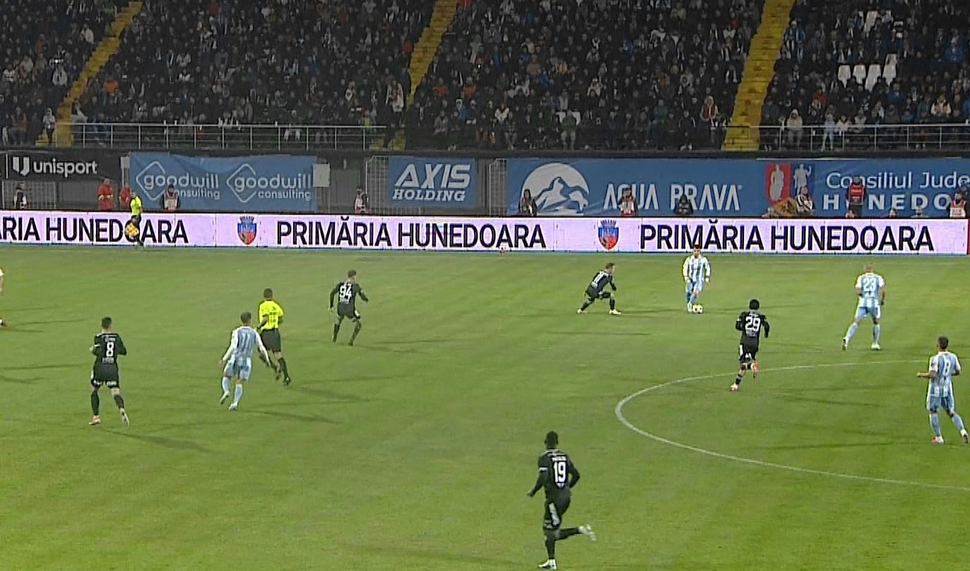 Imagine Stire Corvinul - ”U” Cluj 0-1, ACUM, pe Digi Sport 1. GOOOL! Jovo Lukic a deschis scorul! Eroare în defensiva hunedorenilor | 2review.ro