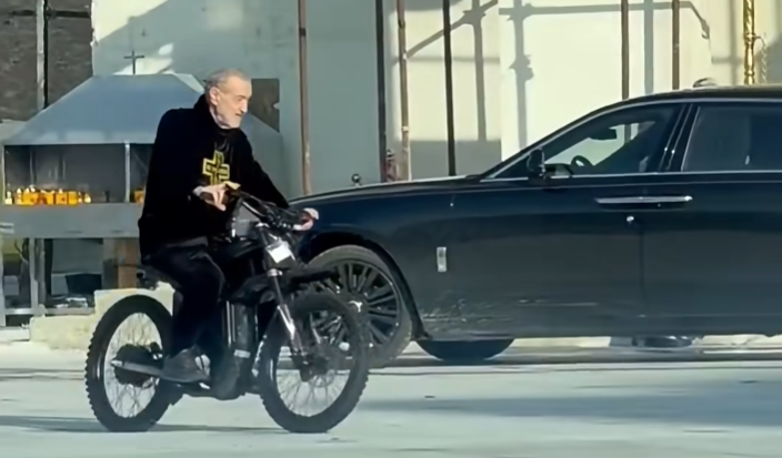 Imagine Stire Gigi Becali, viralul zilei: a dat ture pe motocicletă în curtea bisericii | 2review.ro