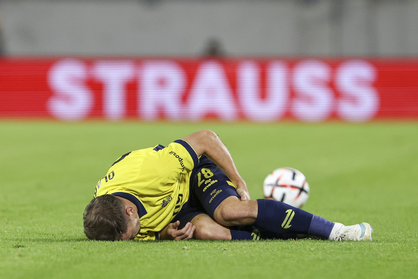 Imagine Stire A venit verdictul medicilor pentru Darius Olaru, după ce a ieșit accidentat de pe teren în Europa League | 2review.ro