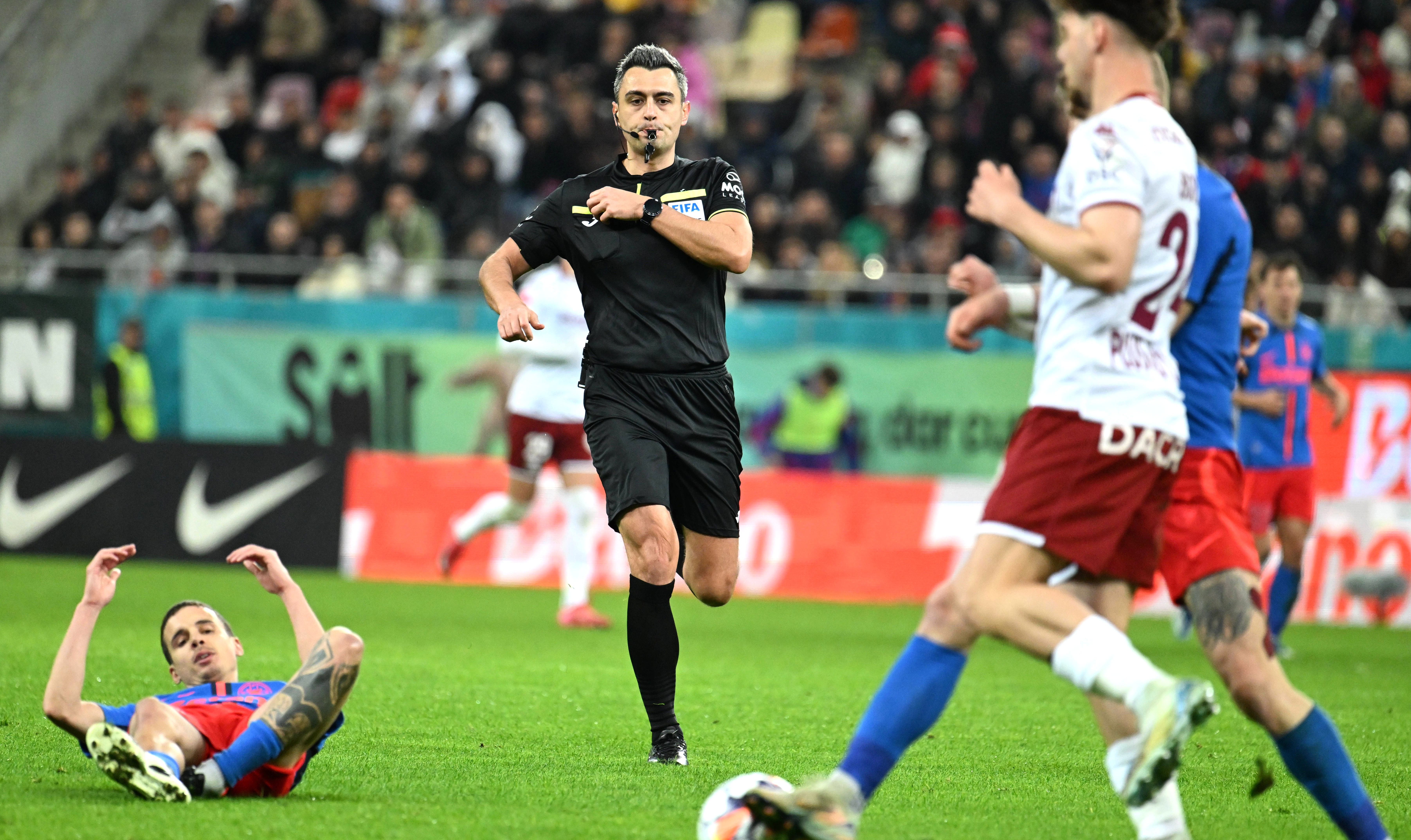 S-a decis brigada completă de la FCSB - Rapid: Horațiu Feșnic, la centru! Cine va fi în camera VAR