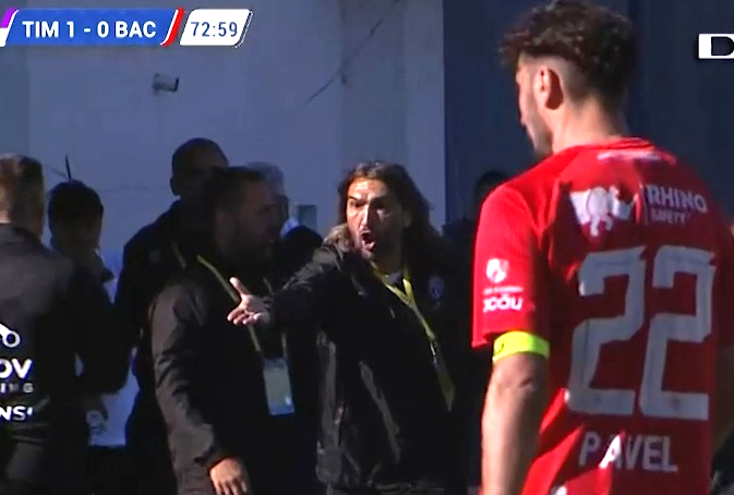 Imagine Stire Un car de nervi: Dan Alexa, eliminat în Poli Timișoara - FC Bacău pentru un aut! | 2review.ro