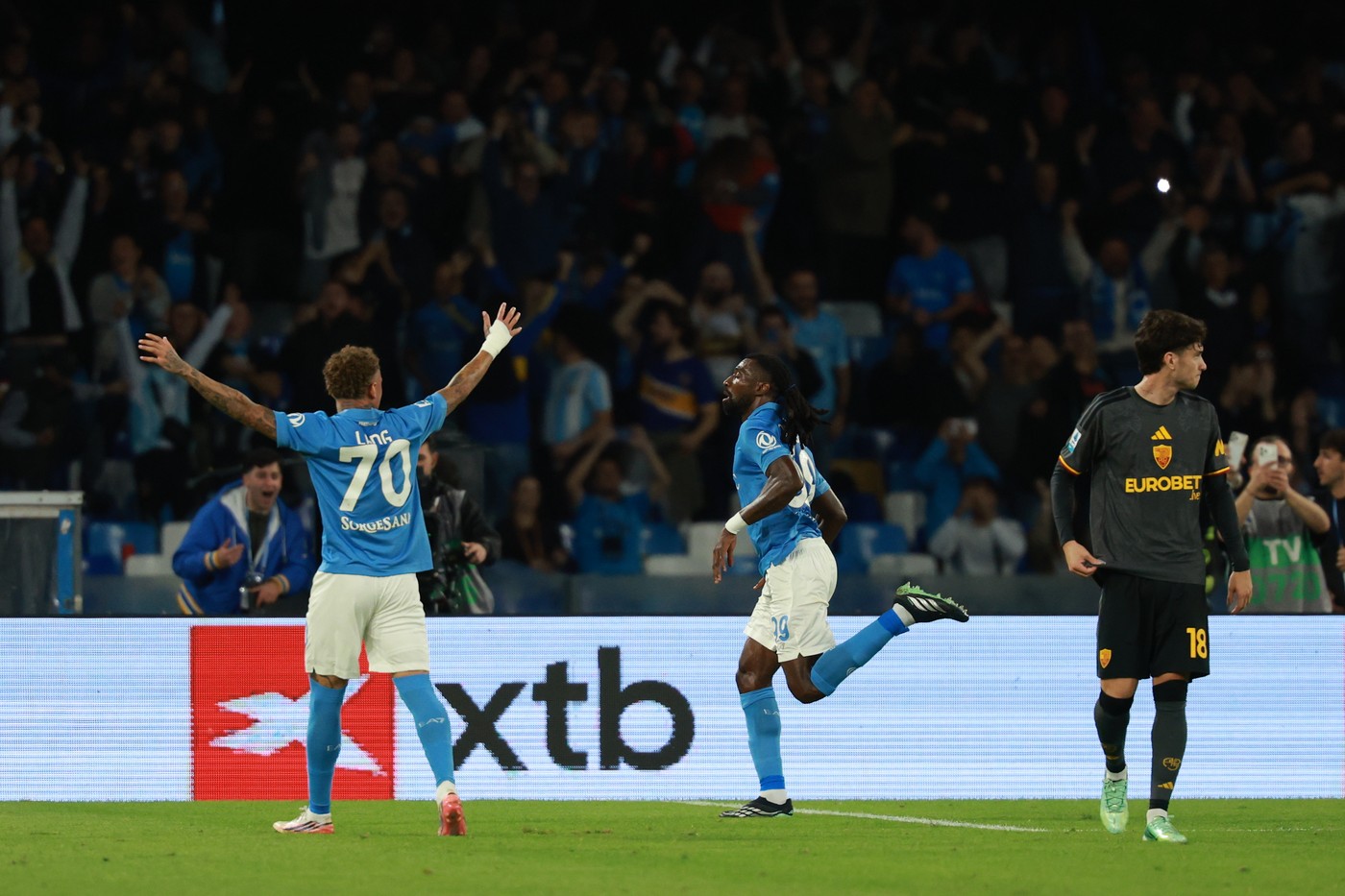 Imagine Stire Ce gol în Serie A! Zambo Anguissa a deschis scorul în Napoli - AS Roma din ”foarfecă” | 2review.ro
