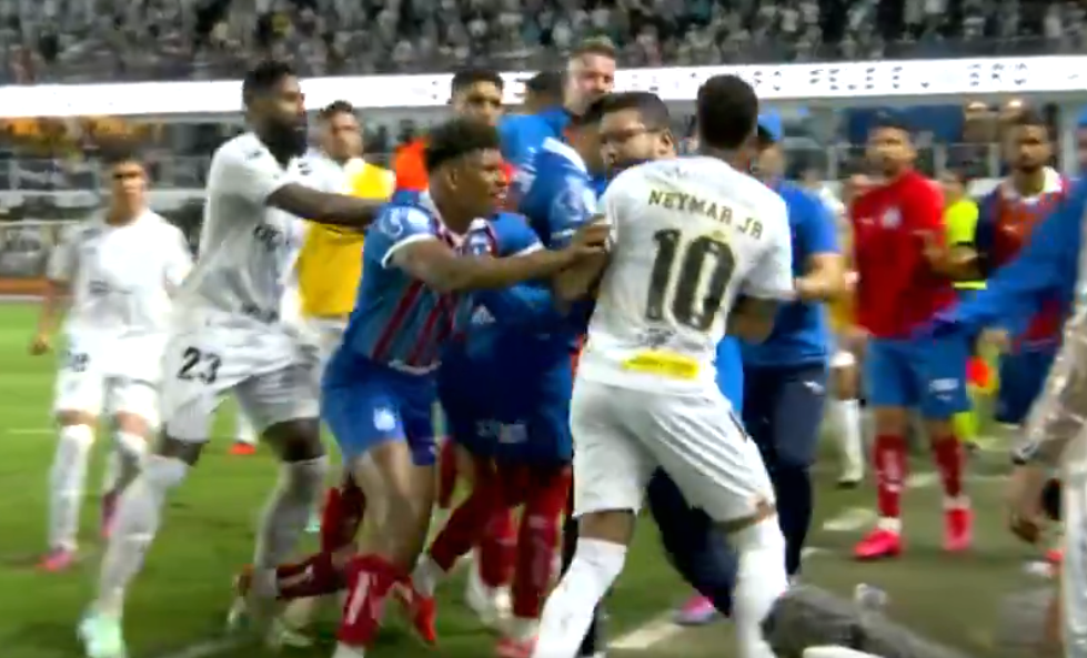 Neverosimil: Neymar a văzut "negru" după eliminare și a sărit la bătaie! Imaginile fac înconjurul lumii