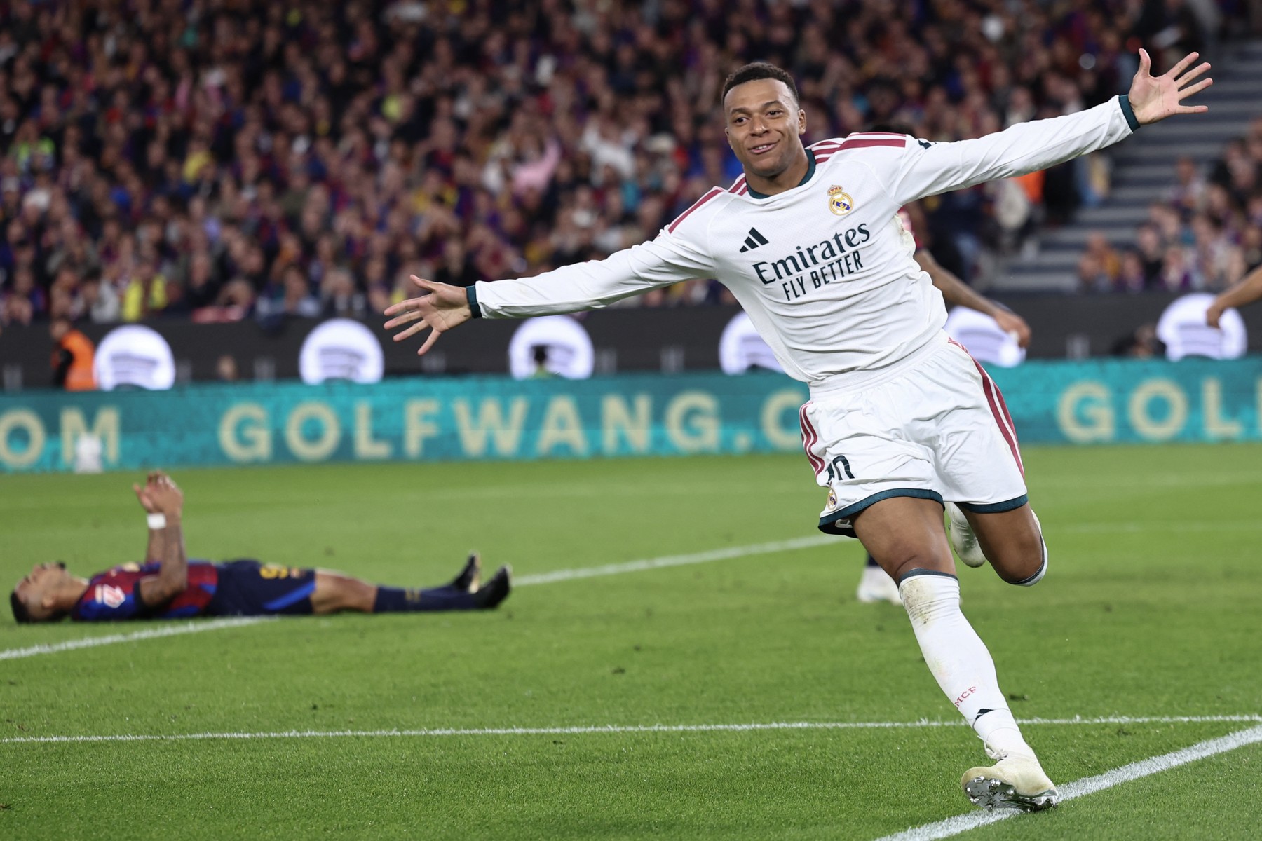 Imagine Stire Barcelona - Real Madrid 1-2. Mbappe, erou în El Classico! ”Galacticii” s-au apropiat la doar trei puncte de catalani | 2review.ro