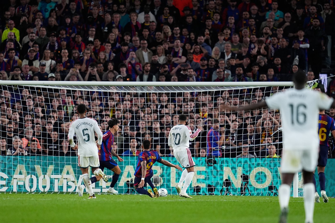 Imagine Stire Surpriză! NU Mbappe: Gică Craioveanu a numit omul meciului Barcelona - Real Madrid! Ilie Dumitrescu: ”A fost peste tot” | 2review.ro