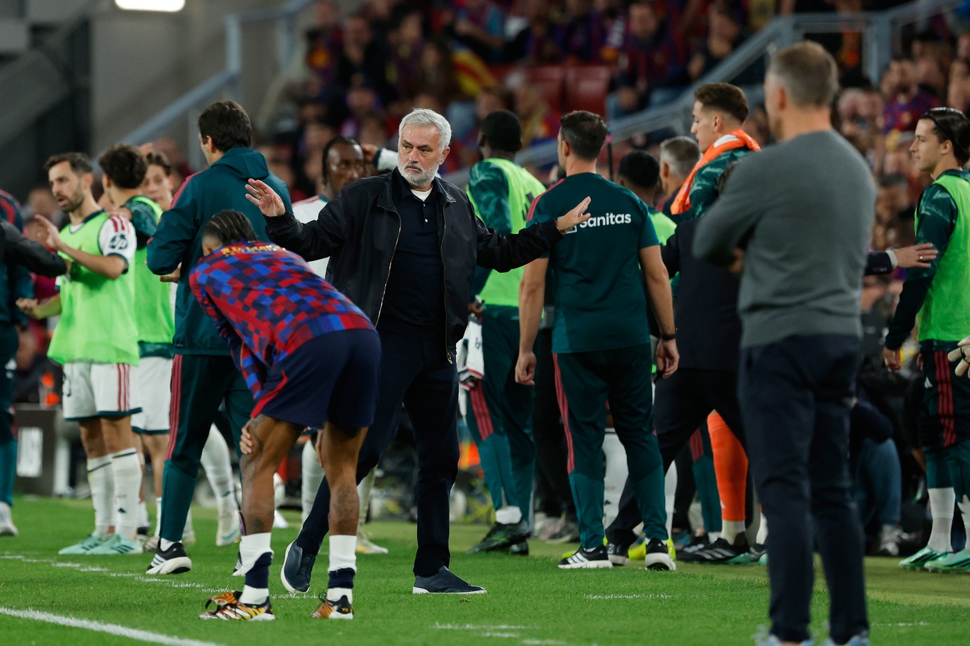 Imagine Stire Jose Mourinho s-a întors cu spatele la teren! Ce a făcut în ultimele secunde din El Clasico: catalanii au rămas mască | 2review.ro