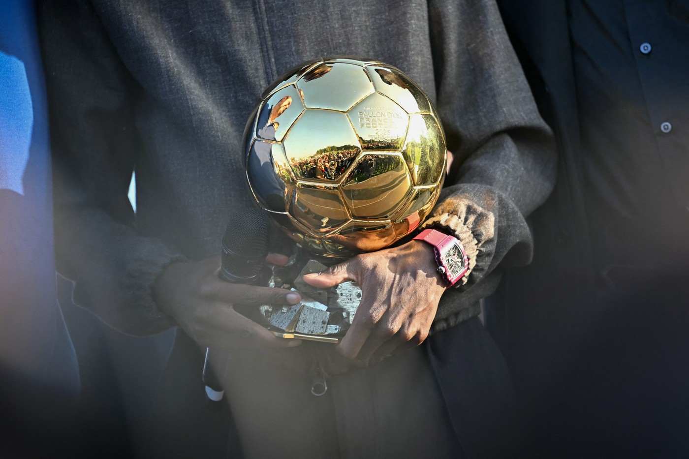 Imagine Stire Surpriză: cât valorează Balonul de Aur! Cântărește 7 kilograme | 2review.ro