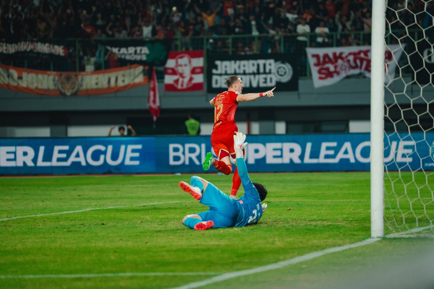 La FCSB, ”sărea mingea 3 metri din el”, dar a prins un transfer record, are un gol la 47 de minute și e lider!