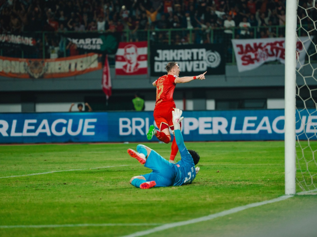 La FCSB, ”sărea mingea 3 metri din el”, dar a prins un transfer record, are un gol la 47 de minute și e lider!
