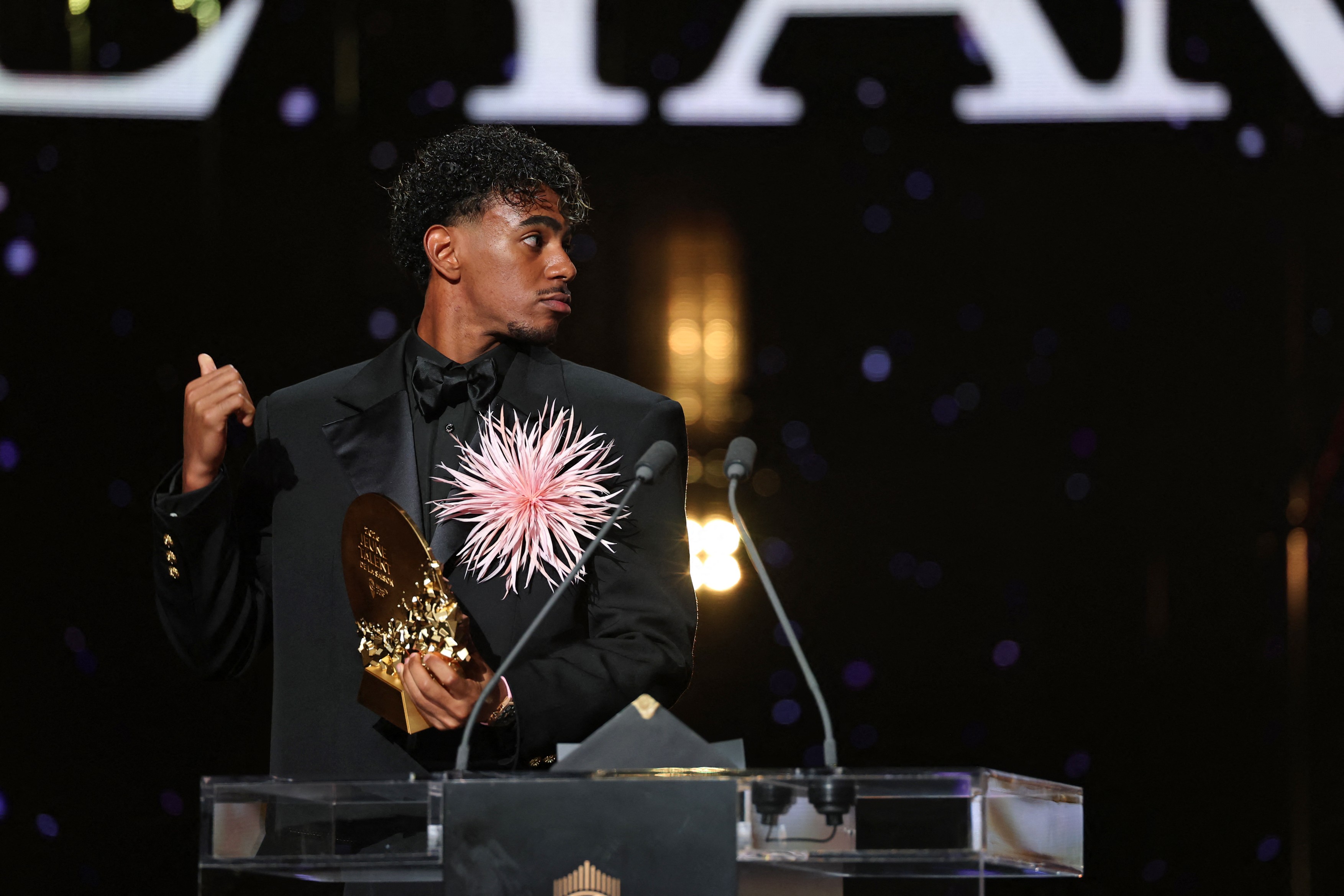Imagine Stire Lamine Yamal a ridicat primul premiu la Gala Balonului de Aur 2026 și a spus că altcineva l-ar fi meritat | 2review.ro