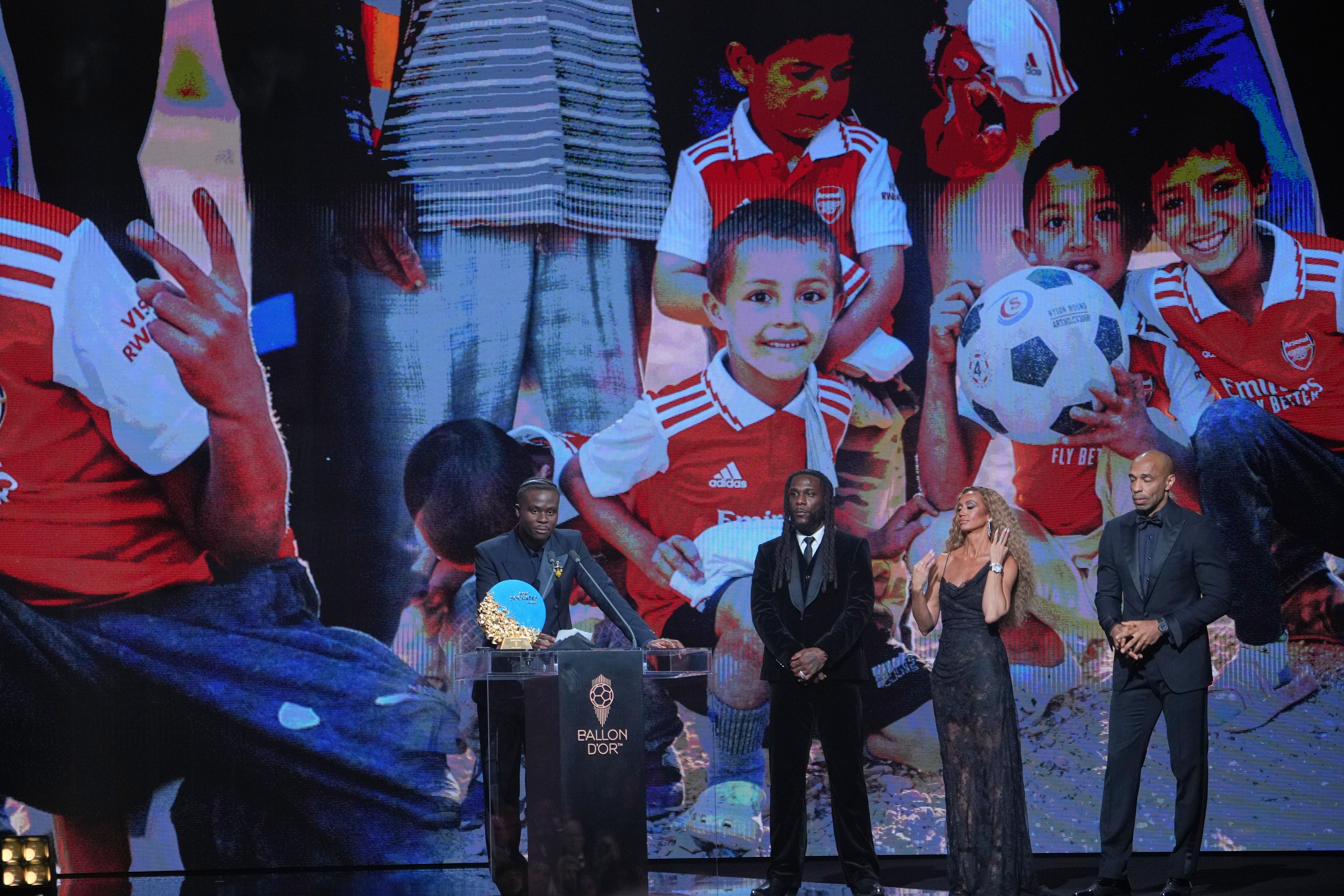 Imagine Stire Bukayo Saka a emoționat toată sala prezentă la Balonul de Aur 2026 cu o poveste: a câștigat premiul Socrates | 2review.ro
