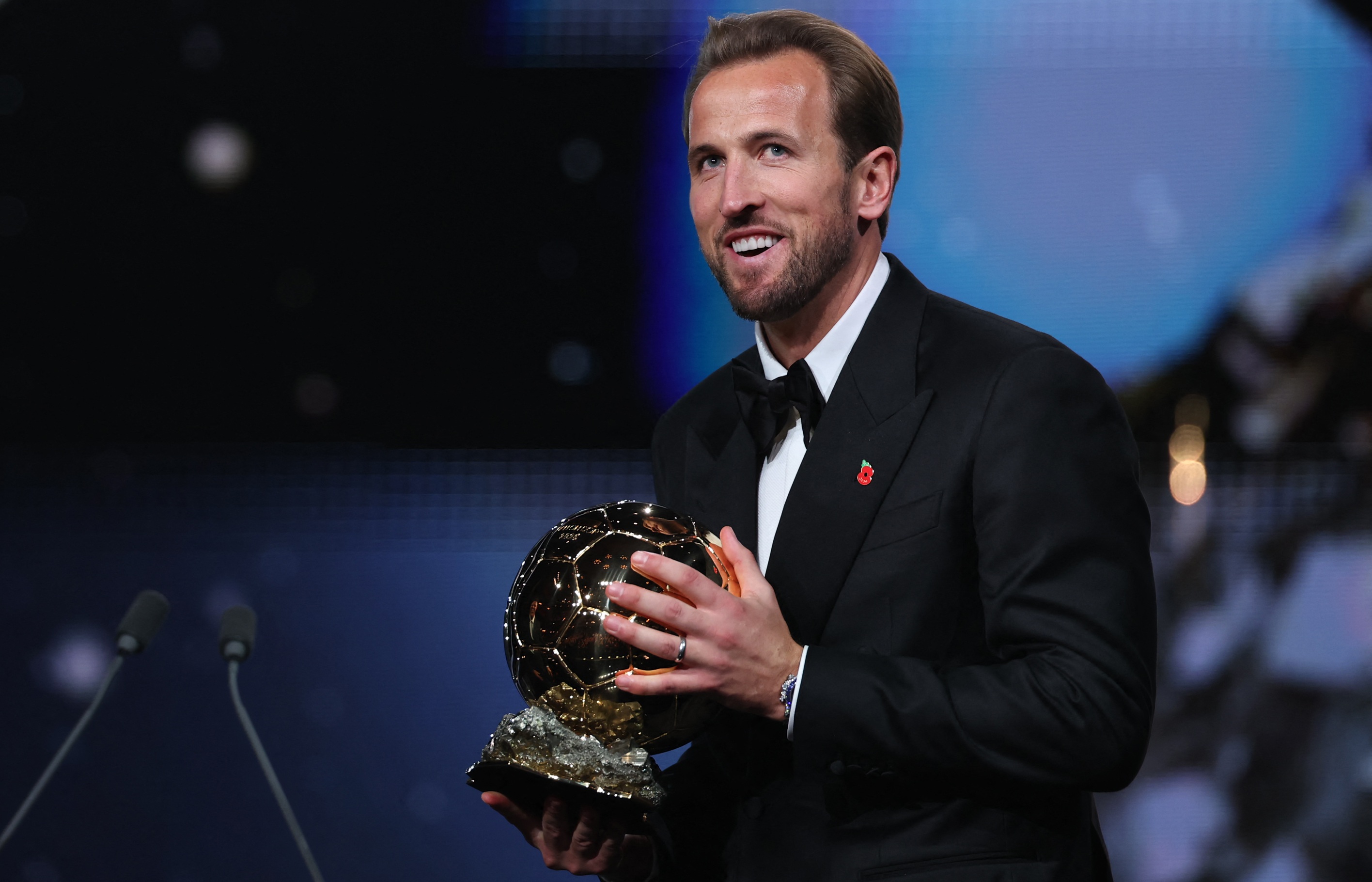 Imagine Stire N-a uitat! Harry Kane a pronunțat un nume după ce a câștigat Balonul de Aur 2026, iar toată sala a aplaudat | 2review.ro