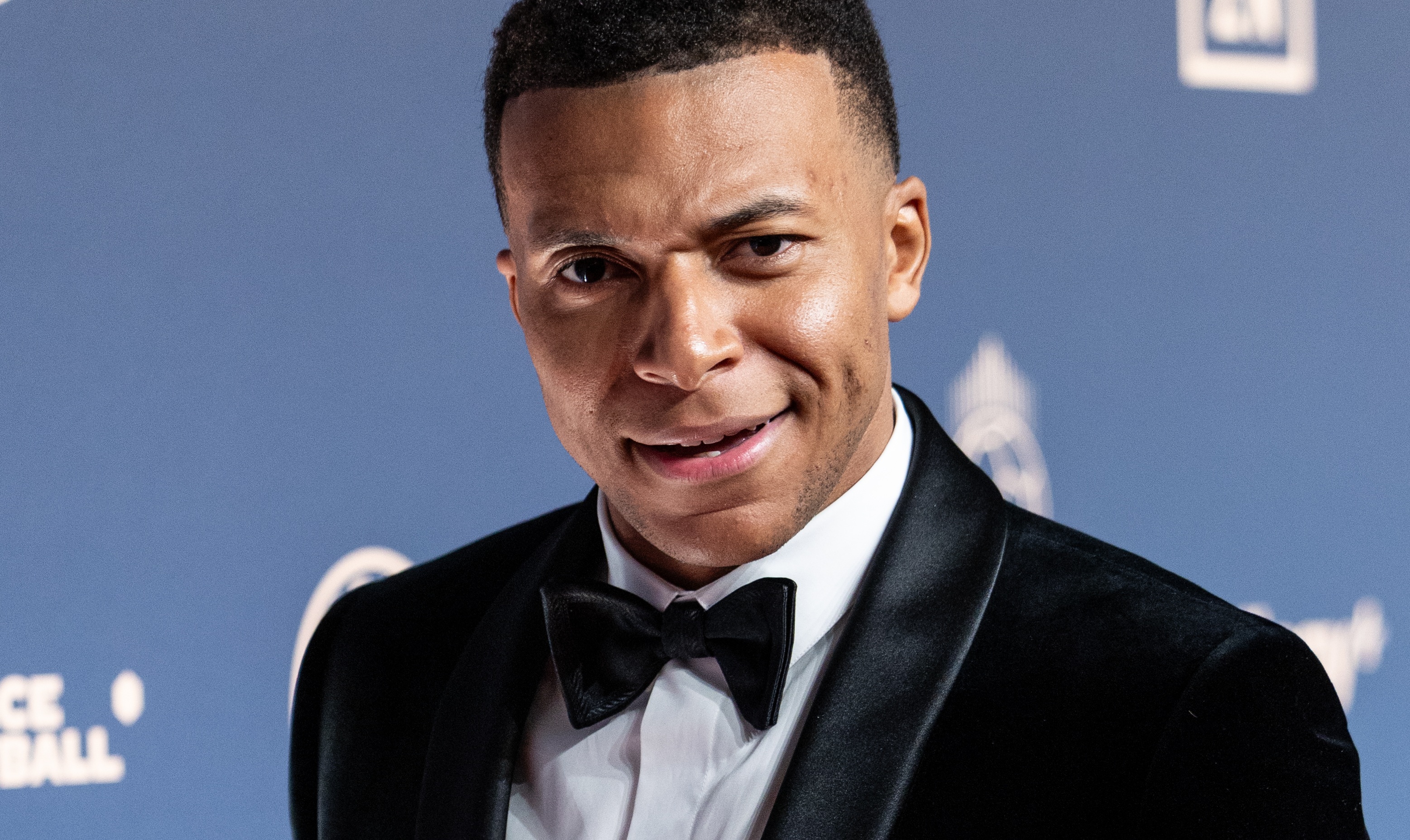 Imagine Stire Nu s-a mai întâmplat niciodată: Kylian Mbappe, acuzat că a cerșit voturi pentru Balonul de Aur 2026! | 2review.ro