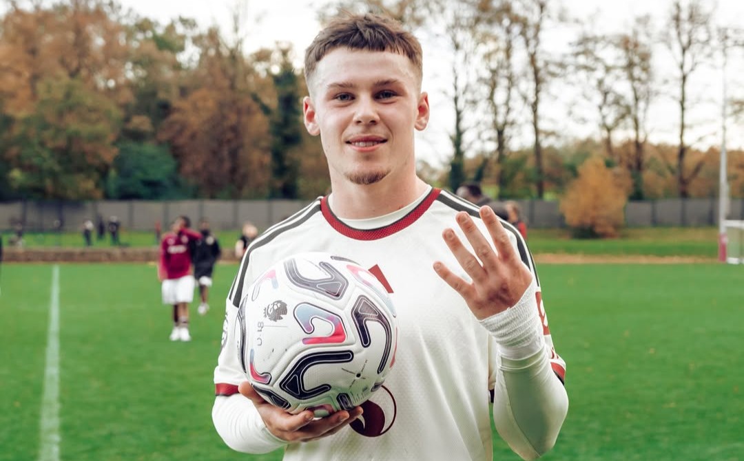 Imagine Stire Așa tată, așa fiu: băiatul lui Wayne Rooney, 4 goluri într-un singur meci pentru Manchester United | 2review.ro