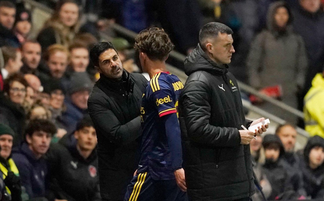 Imagine Stire Eliminat la scorul de 1-1 în Cupa Ligii Angliei, fotbalistul de doar 16 ani al lui Arsenal a venit cu un mesaj | 2review.ro