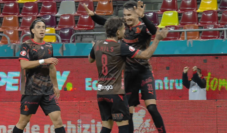 GOOOL Dinamo! Raul Opruț i-a pasat perfect lui Diogo Pinto, care a trimis un șut puternic direct în plasă!