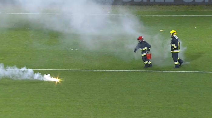 Pompierii au intrat pe teren la CFR Cluj - U Cluj! Meciul a fost întrerupt